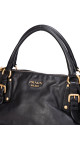 Prada Skulderveske i Sort Skinn med Gullfargede Detaljer