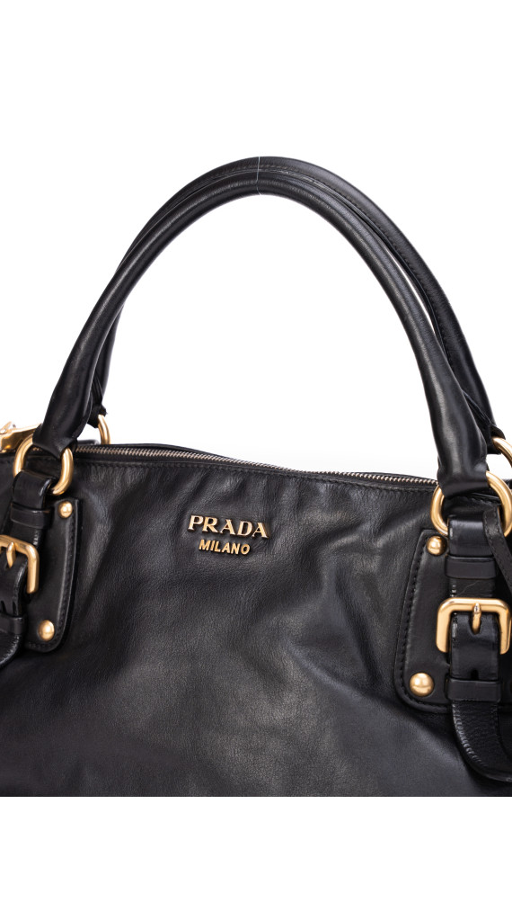 Prada Skulderveske i Sort Skinn med Gullfargede Detaljer