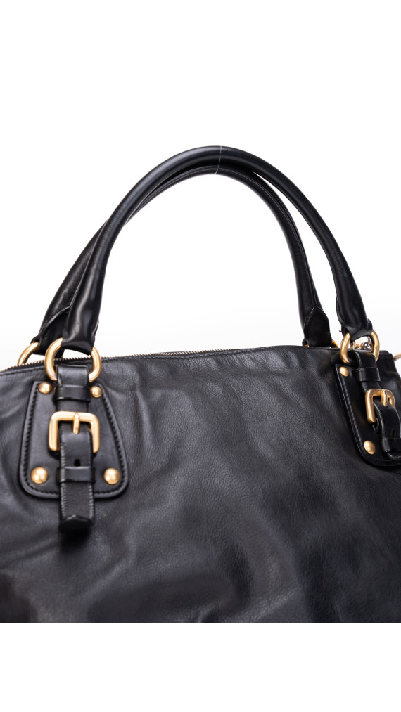 Prada Skulderveske i Sort Skinn med Gullfargede Detaljer