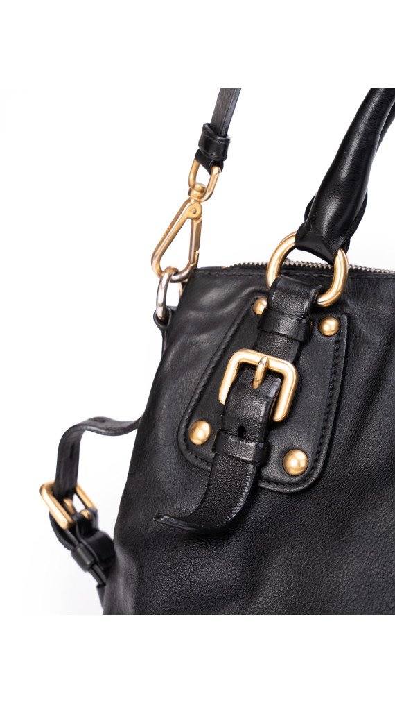 Prada Skulderveske i Sort Skinn med Gullfargede Detaljer