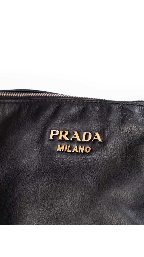 Prada Skulderveske i Sort Skinn med Gullfargede Detaljer