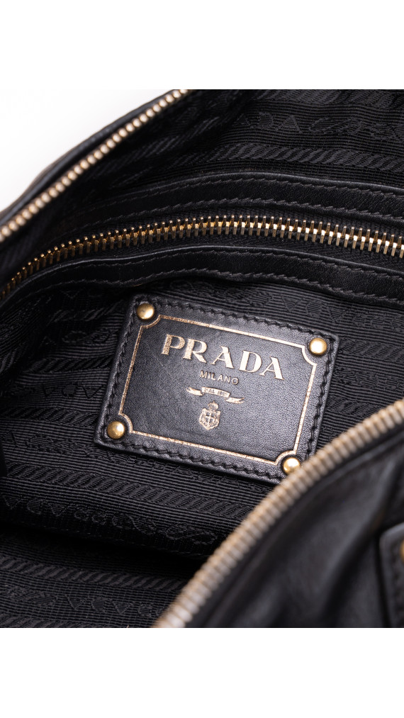 Prada Skulderveske i Sort Skinn med Gullfargede Detaljer