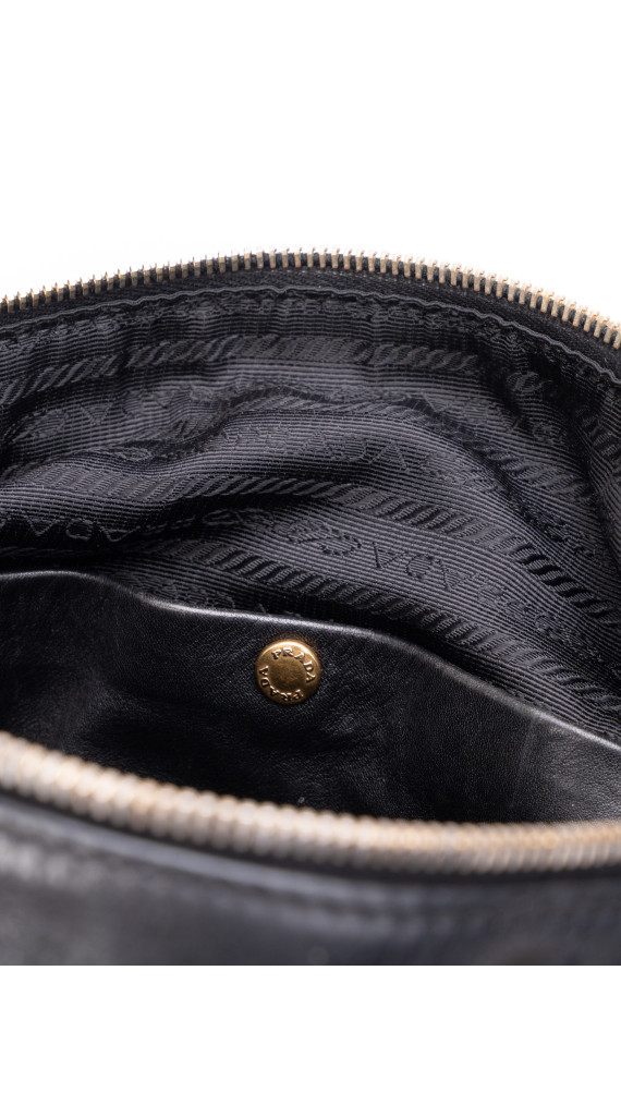 Prada Skulderveske i Sort Skinn med Gullfargede Detaljer