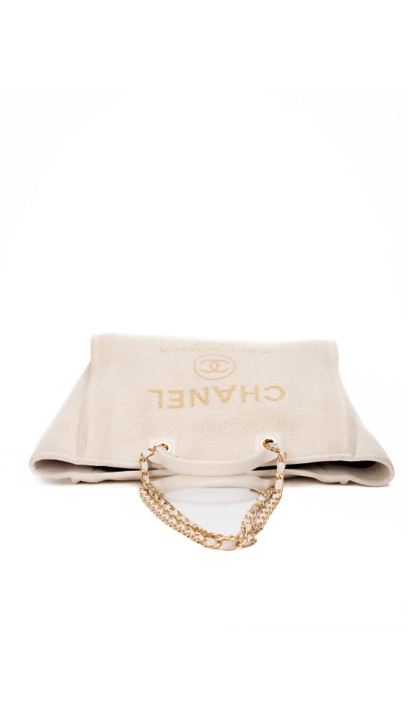 CHANEL Deauville Tote i Beige Lerret med Kjettinghåndtak