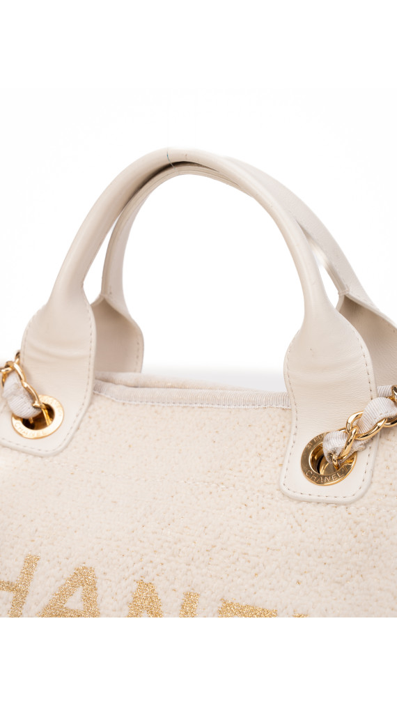 CHANEL Deauville Tote i Beige Lerret med Kjettinghåndtak