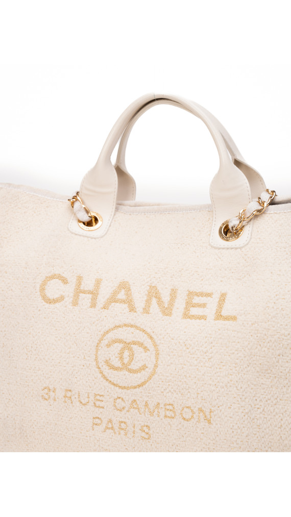 CHANEL Deauville Tote i Beige Lerret med Kjettinghåndtak
