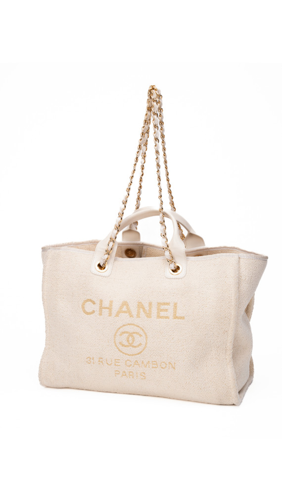 CHANEL Deauville Tote i Beige Lerret med Kjettinghåndtak