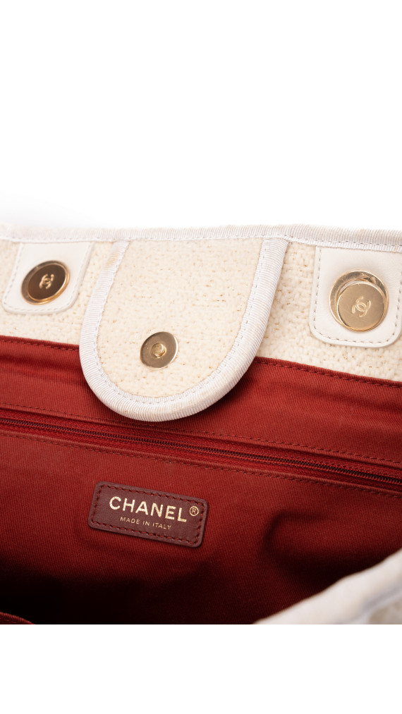 CHANEL Deauville Tote i Beige Lerret med Kjettinghåndtak