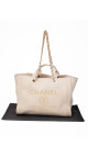 CHANEL Deauville Tote i Beige Lerret med Kjettinghåndtak