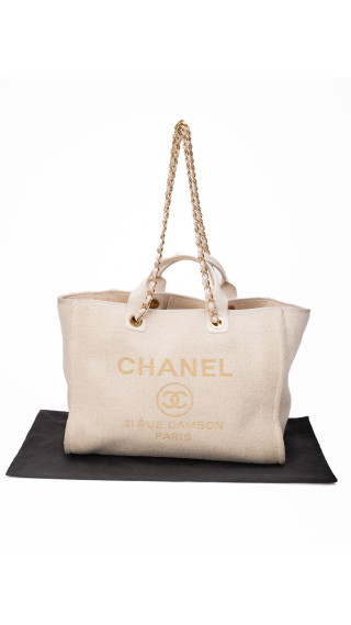 CHANEL Deauville Tote i Beige Lerret med Kjettinghåndtak