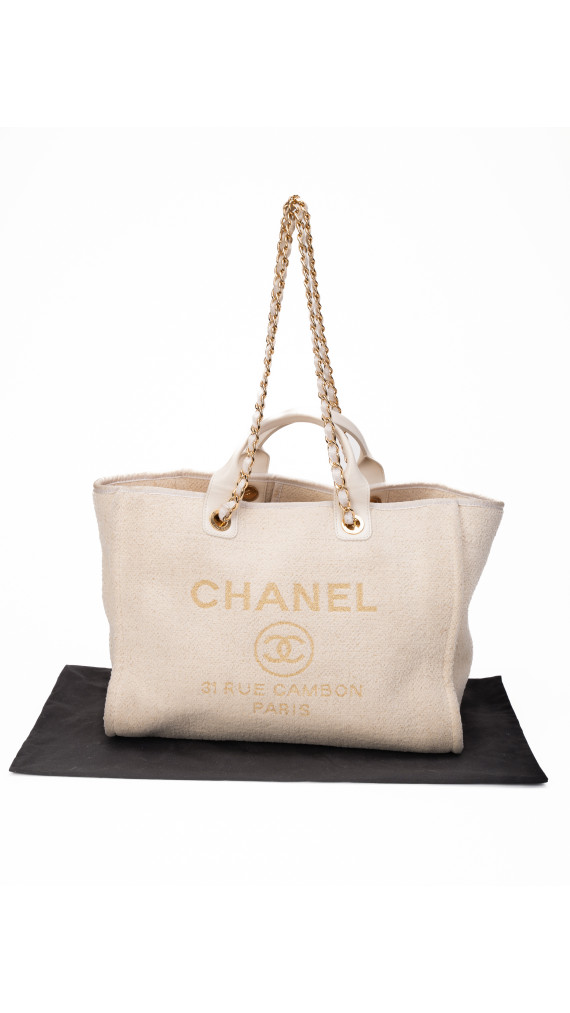 CHANEL Deauville Tote i Beige Lerret med Kjettinghåndtak