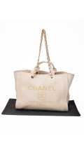 CHANEL Deauville Tote i Beige Lerret med Kjettinghåndtak