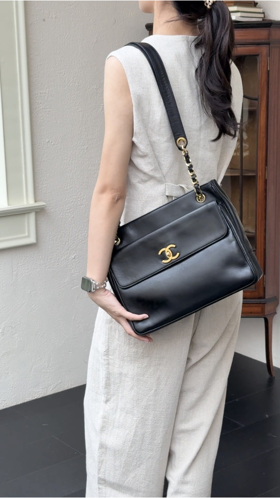 Chanel Vintage Tote Bag i Sort Skinn med Gullkjetting