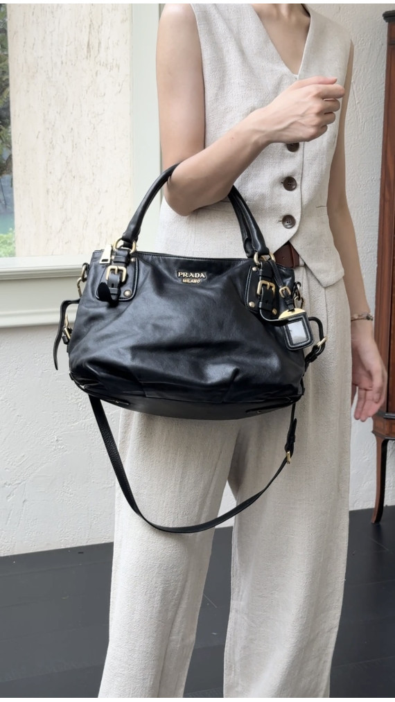 Prada Skulderveske i Sort Skinn med Gullfargede Detaljer