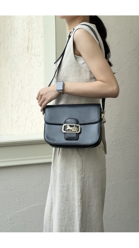 Vintage Céline Skulderveske med Gullspenne – Mørkeblå Kalveskinn