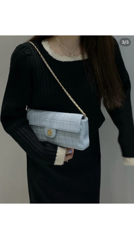 Chanel Classic East West Flap Shoulder Bag - Lyseblå