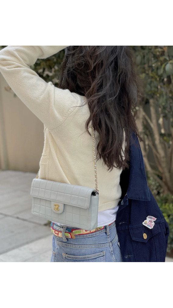 Chanel Classic East West Flap Shoulder Bag - Lyseblå
