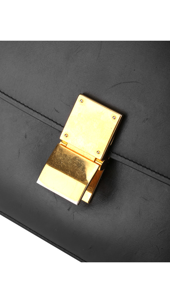 Celine Classic Box Bag i svart kalveskinn med gullspenne