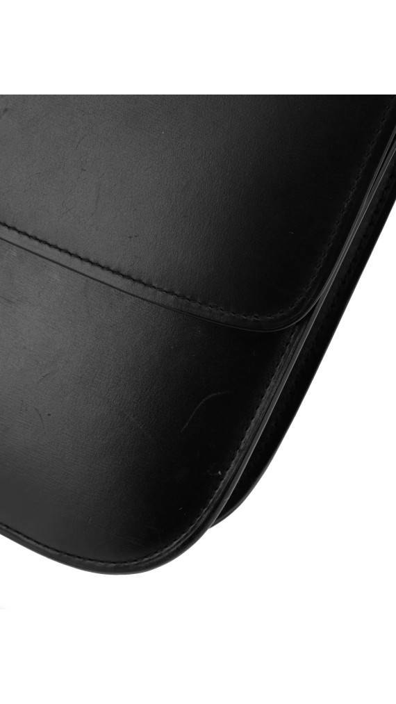 Celine Classic Box Bag i svart kalveskinn med gullspenne