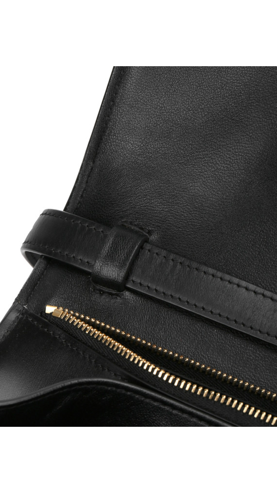 Celine Classic Box Bag i svart kalveskinn med gullspenne