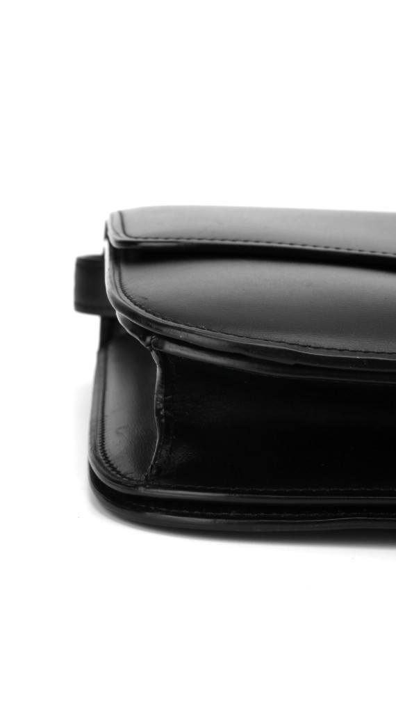 Celine Classic Box Bag i svart kalveskinn med gullspenne
