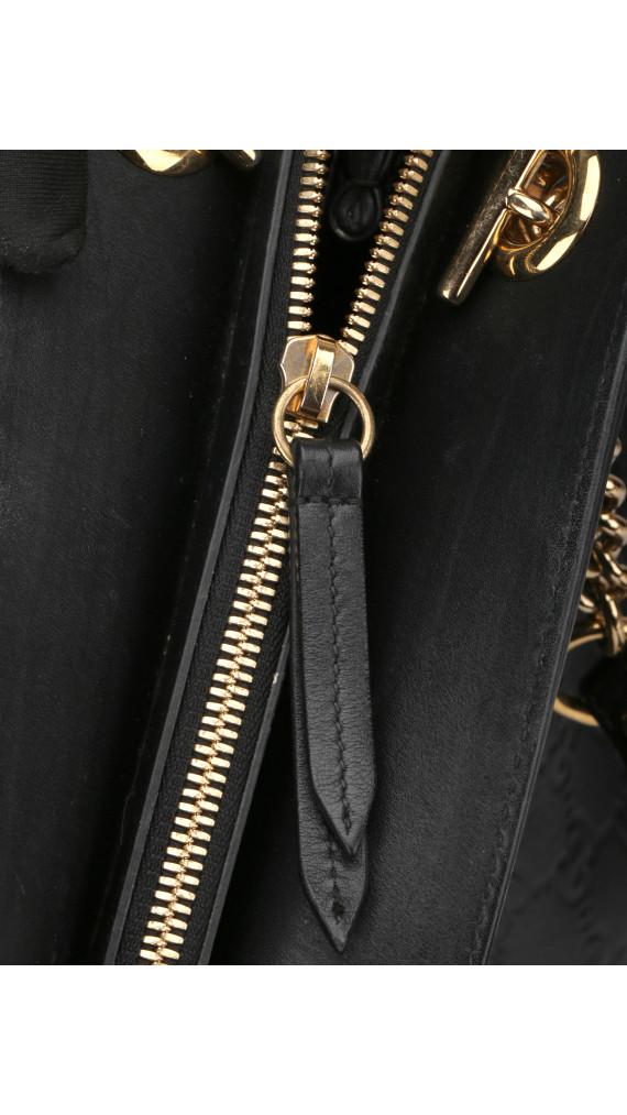 Gucci Tote i Gucci Signature skinn med elegante kjedehåndtak