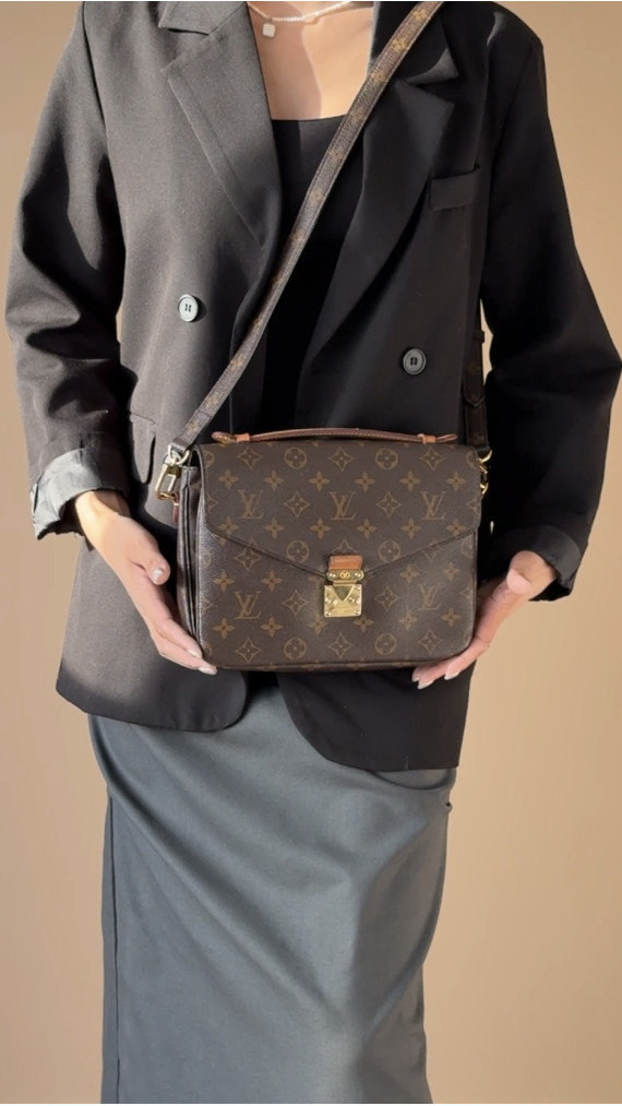 Louis Vuitton Pochette Métis Monogram Canvas