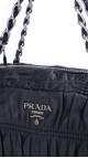 Prada Gaufre skulderveske i svart med kjede og skinnrem