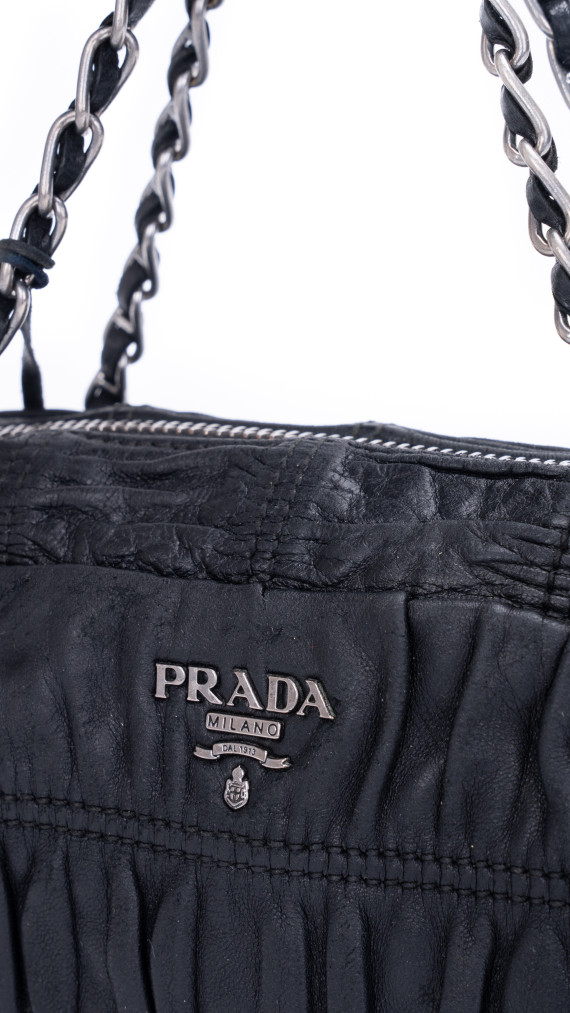 Prada Gaufre skulderveske i svart med kjede og skinnrem