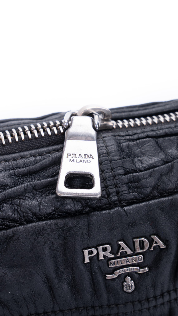 Prada Gaufre skulderveske i svart med kjede og skinnrem
