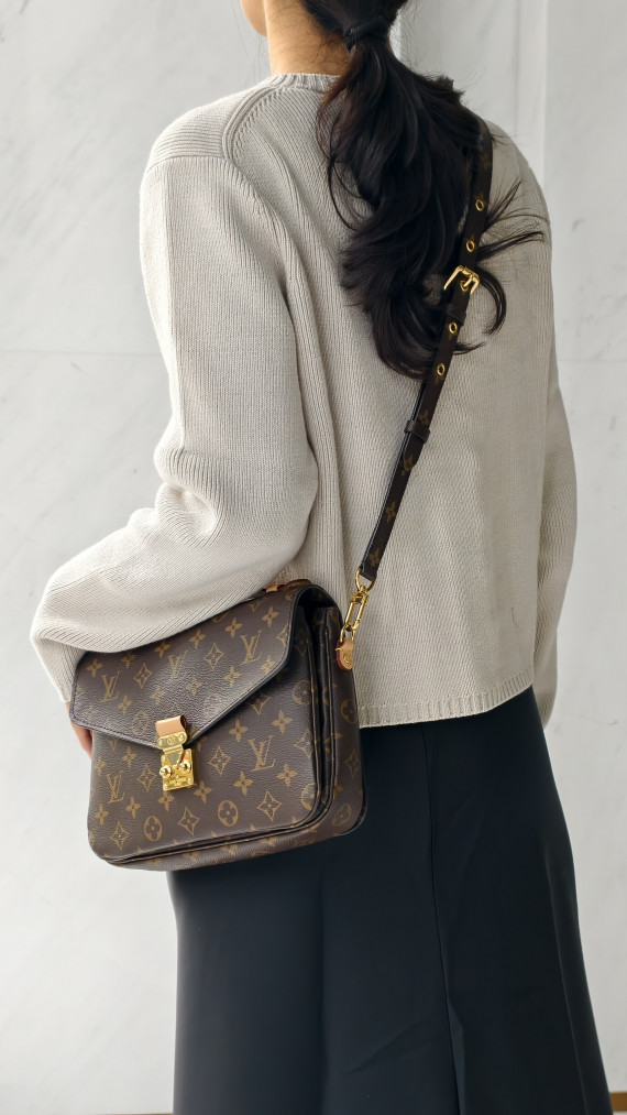 Louis Vuitton Pochette Métis Monogram Canvas