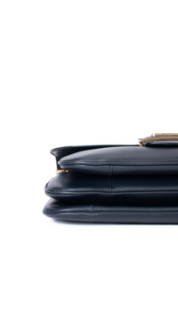 Celine Classic Box Bag i mørkeblå skinn med gullfarget hardware