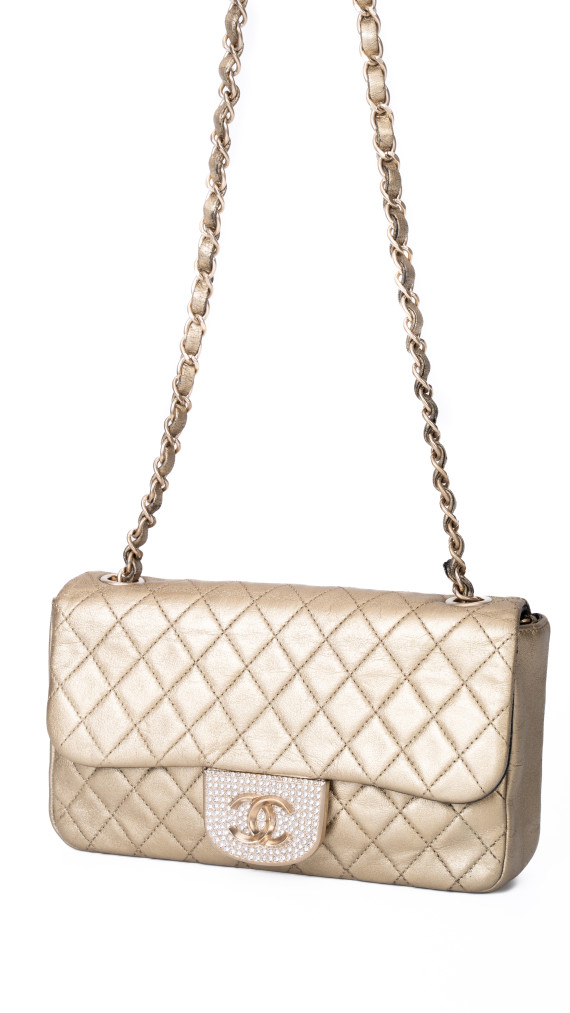 Chanel Single Flap Bag i gull skinn med dekorert CC-lås