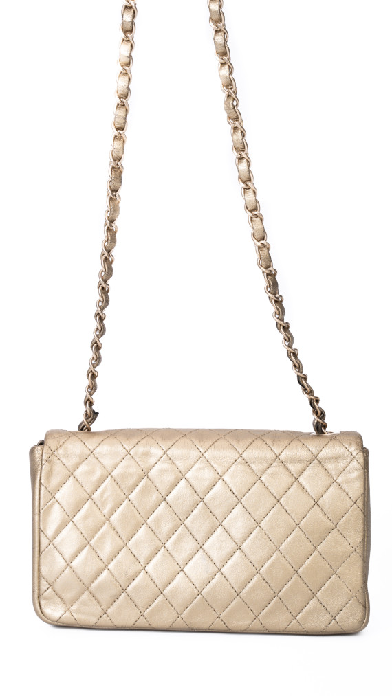 Chanel Single Flap Bag i gull skinn med dekorert CC-lås