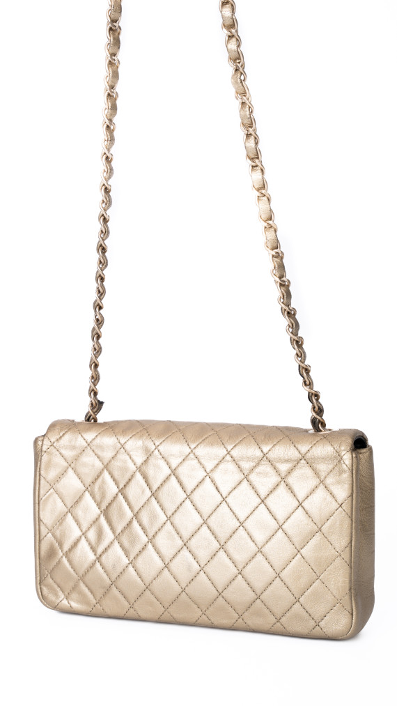 Chanel Single Flap Bag i gull skinn med dekorert CC-lås