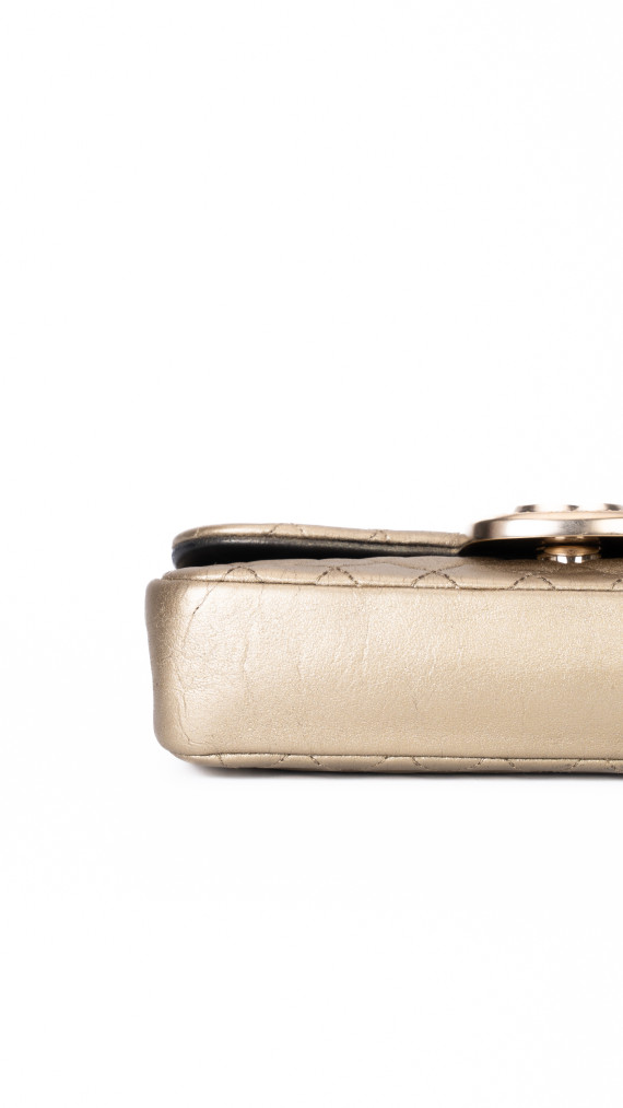 Chanel Single Flap Bag i gull skinn med dekorert CC-lås