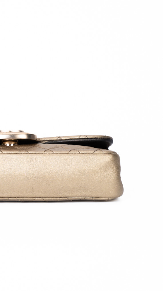 Chanel Single Flap Bag i gull skinn med dekorert CC-lås