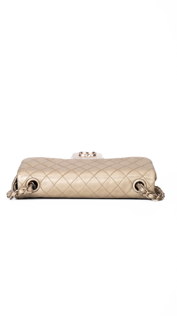 Chanel Single Flap Bag i gull skinn med dekorert CC-lås