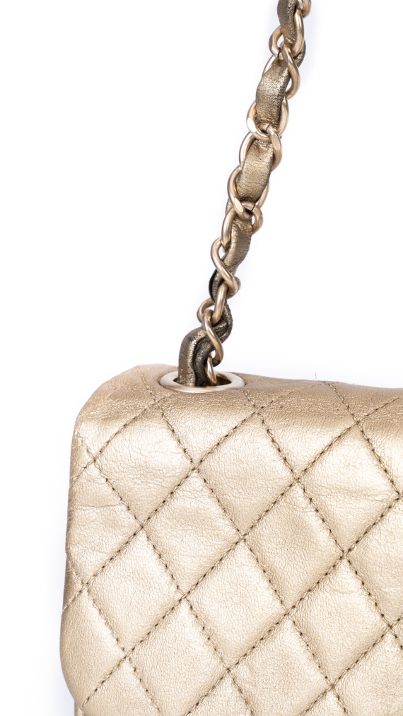 Chanel Single Flap Bag i gull skinn med dekorert CC-lås