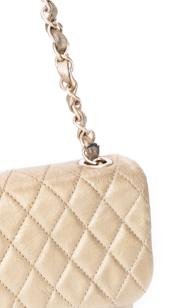 Chanel Single Flap Bag i gull skinn med dekorert CC-lås