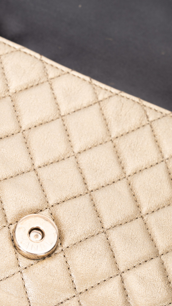 Chanel Single Flap Bag i gull skinn med dekorert CC-lås