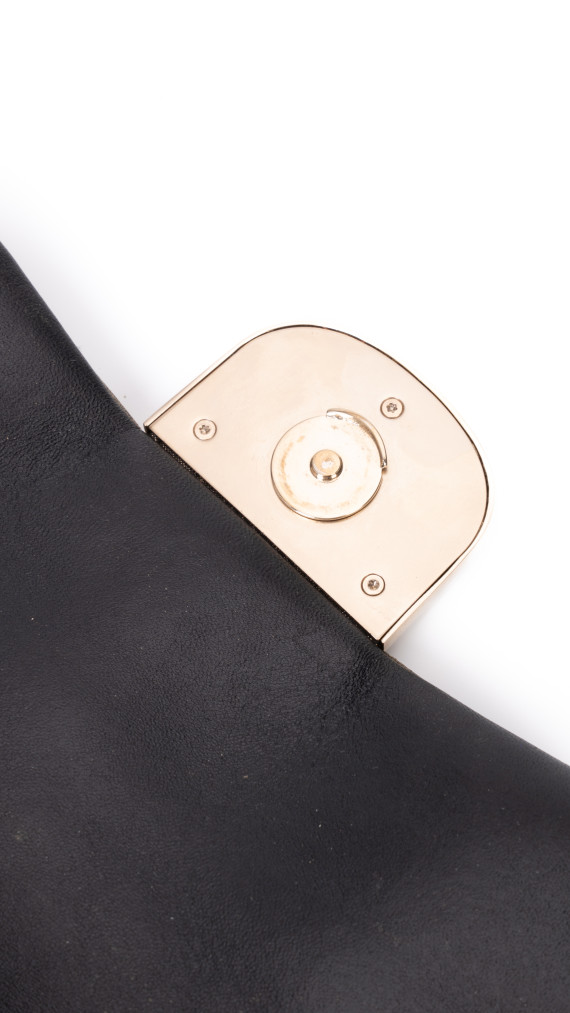 Chanel Single Flap Bag i gull skinn med dekorert CC-lås