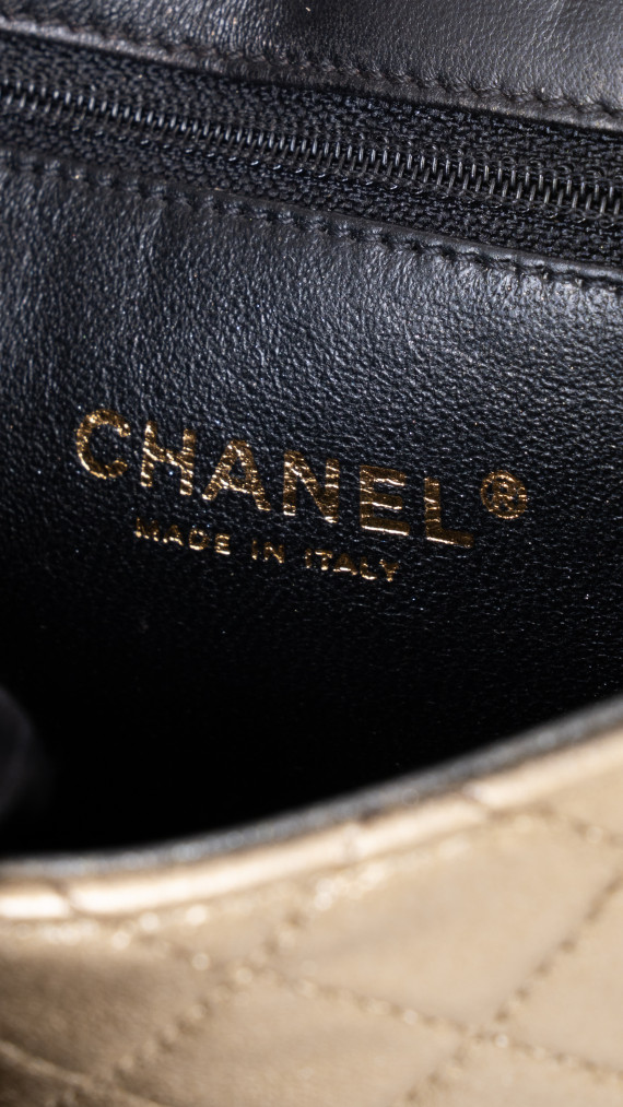 Chanel Single Flap Bag i gull skinn med dekorert CC-lås