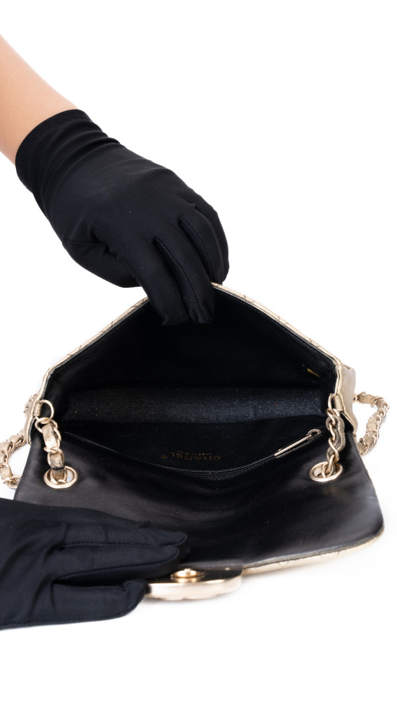 Chanel Single Flap Bag i gull skinn med dekorert CC-lås