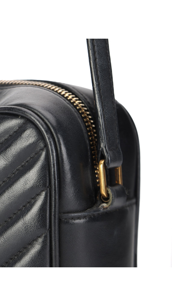 Saint Laurent Lou Camera Bag i sort chevron-quiltet skin