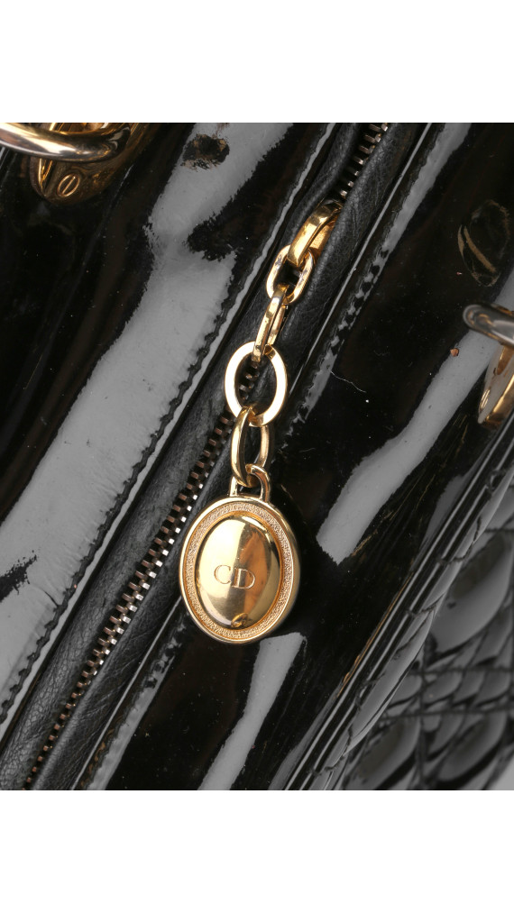 Christian Dior Lady Dior Medium i svart patent skinn