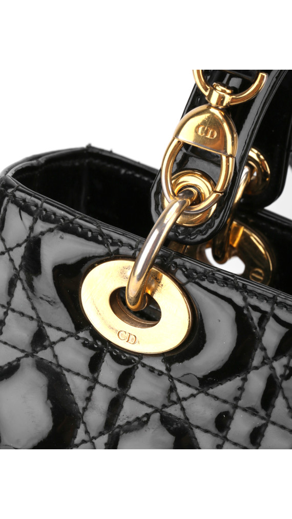Christian Dior Lady Dior Medium i svart patent skinn
