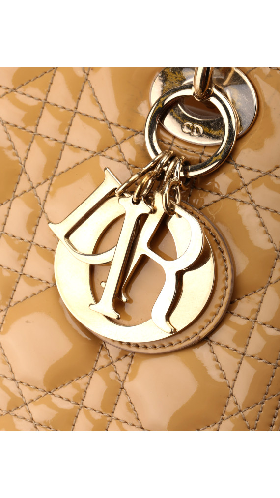 Christian Dior Lady Dior Medium i Beige patent skinn