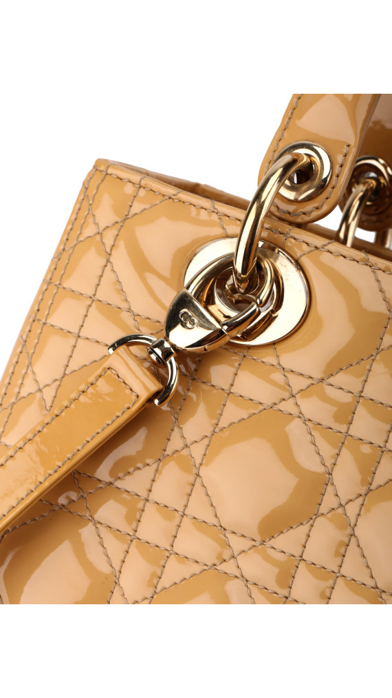 Christian Dior Lady Dior Medium i Beige patent skinn
