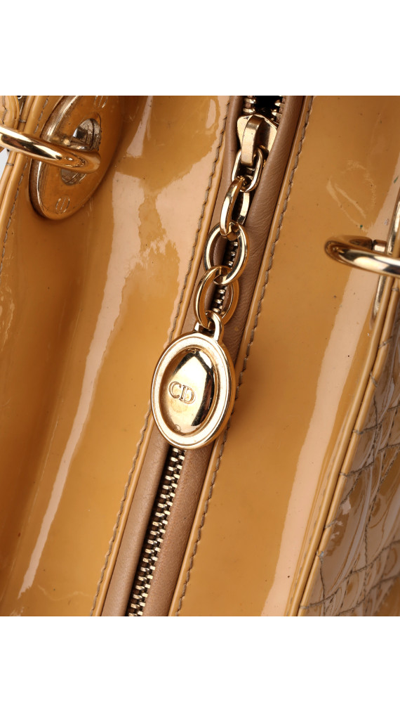Christian Dior Lady Dior Medium i Beige patent skinn